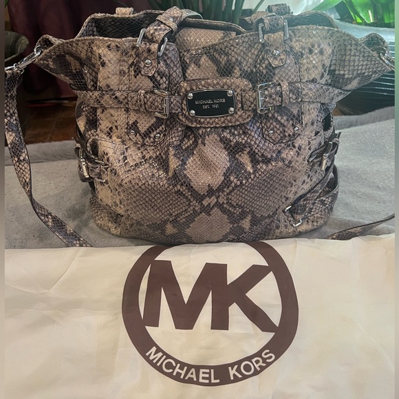 Michael Kors purse with dust bag - Picture 3 of 10